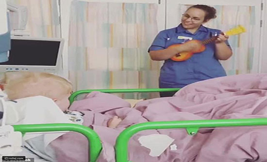فيديو:إعجاب واسع بممرضة ساعدت طفلاً مريضاً بالسرطان بهذه الطريقة فيديو:إعجاب واسع بممرضة ساعدت طفلاً مريضاً بالسرطان بهذه الطريقة