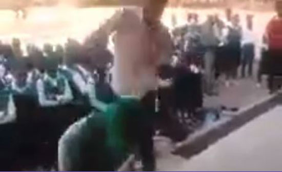 مشهد صادم لمعلم يجلد طالباته (فيديو) مشهد صادم لمعلم يجلد طالباته (فيديو)