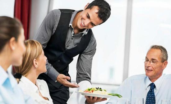 بالفيديو.. لحظة وفاة نادل أثناء تقديمه الطعام بالفيديو.. لحظة وفاة نادل أثناء تقديمه الطعام