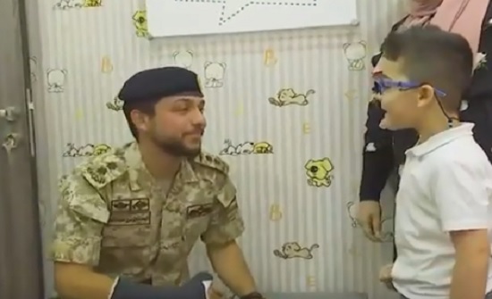 بالفيديو : لقطات من زيارة الأمير حسين إلى وحدة زراعة القوقعة للأطفال بالفيديو : لقطات من زيارة الأمير حسين إلى وحدة زراعة القوقعة للأطفال