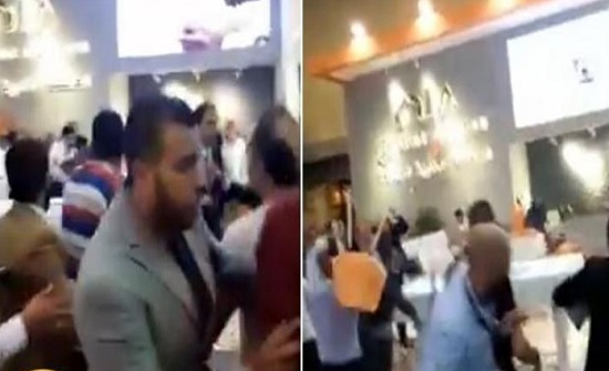بالفيديو.. مشاجرة عنيفة بالكراسي داخل معرض تجاري في مصر بالفيديو.. مشاجرة عنيفة بالكراسي داخل معرض تجاري في مصر