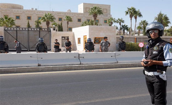الاجهزة الامنية تغلق جميع الطرق المؤدية الى السفارة الامريكية في عبدون..صور الاجهزة الامنية تغلق جميع الطرق المؤدية الى السفارة الامريكية في عبدون..صور