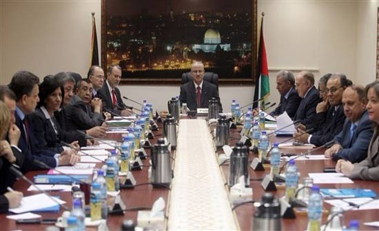 الحكومة الفلسطينية تشكل لجنة لبدء خطوات فك الارتباط مع إسرائيل الحكومة الفلسطينية تشكل لجنة لبدء خطوات فك الارتباط مع إسرائيل