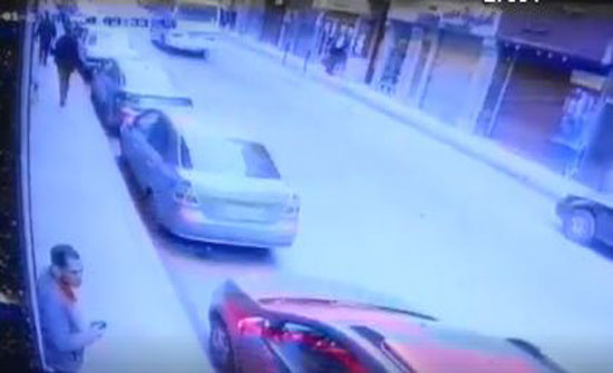 لحظة سرقة حقيبة امرأة من سيارتها (فيديو) لحظة سرقة حقيبة امرأة من سيارتها (فيديو)