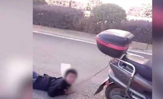بالفيديو: أم تسحل ابنها بدراجتها النارية.. "لأنه شقي"! بالفيديو: أم تسحل ابنها بدراجتها النارية.. "لأنه شقي"!