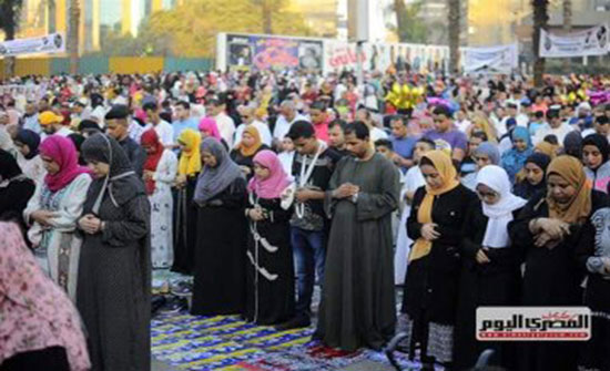 بالفيديو : صلاة عيد "مختلطة" في مصر تثير جدلا.. والأوقاف تعلق بالفيديو : صلاة عيد "مختلطة" في مصر تثير جدلا.. والأوقاف تعلق