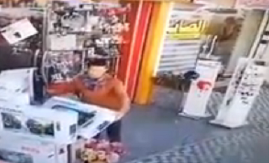 بالفيديو : لقطات صادمة للص يسرق تليفزيون من أمام محل بوضح النهار بالفيديو : لقطات صادمة للص يسرق تليفزيون من أمام محل بوضح النهار