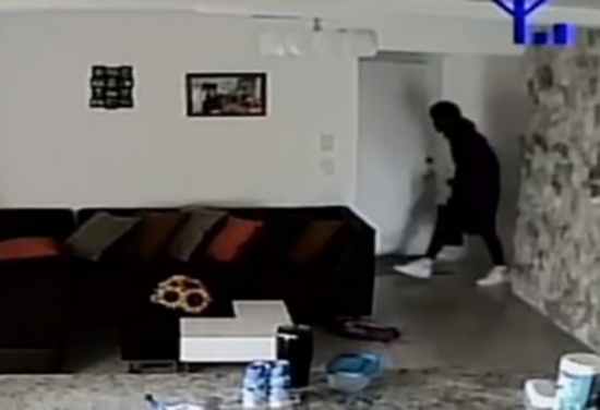 بالفيديو: دخل اللصَّان إلى منزلها.. أمٌّ تشهد لقطات حية على هاتفها لعملية السرقة وما فعله ابنها الصغير! بالفيديو: دخل اللصَّان إلى منزلها.. أمٌّ تشهد لقطات حية على هاتفها لعملية السرقة وما فعله ابنها الصغير!