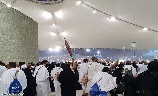 الحجاج يبدأون رمي الجمرات بأول أيام عيد الأضحى الحجاج يبدأون رمي الجمرات بأول أيام عيد الأضحى