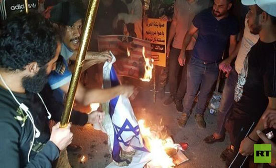 بالفيديو : العراق.. متظاهرون يقتحمون مقر السفارة البحرينية في بغداد احتجاجا على "ورشة المنامة" بالفيديو : العراق.. متظاهرون يقتحمون مقر السفارة البحرينية في بغداد احتجاجا على "ورشة المنامة"