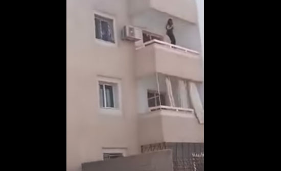 شاهد بالفيديو : الأمن يقنع فتاة بعدم الإنتحار من شرفة عمارة في العقبة شاهد بالفيديو : الأمن يقنع فتاة بعدم الإنتحار من شرفة عمارة في العقبة