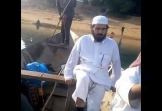 شاب ملتح يطعن قاتل الداعية السعودي في غينيا حتى الموت ! شاب ملتح يطعن قاتل الداعية السعودي في غينيا حتى الموت !