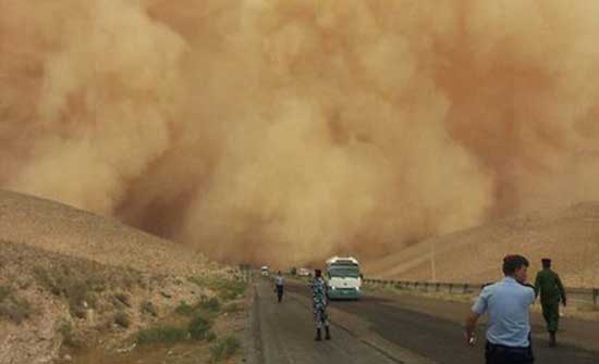 الدفاع المدني يدعو المواطنين إلى توخي الحيطة والحذر بسبب الغبار الدفاع المدني يدعو المواطنين إلى توخي الحيطة والحذر بسبب الغبار