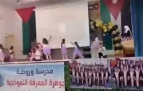 بالفيديو : أب أردني يخطف الأنظار في حفل تخرج طفلته