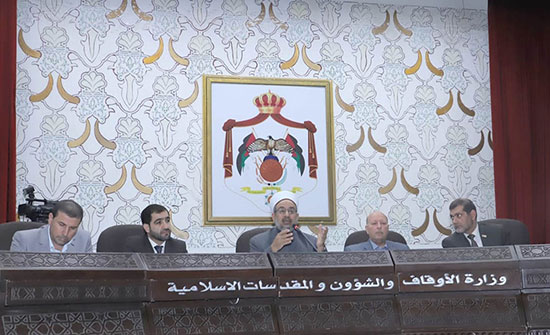 وزير الأوقاف يلتقي البعثة الإرشادية التي سترافق الحجاج الأردنيين وزير الأوقاف يلتقي البعثة الإرشادية التي سترافق الحجاج الأردنيين