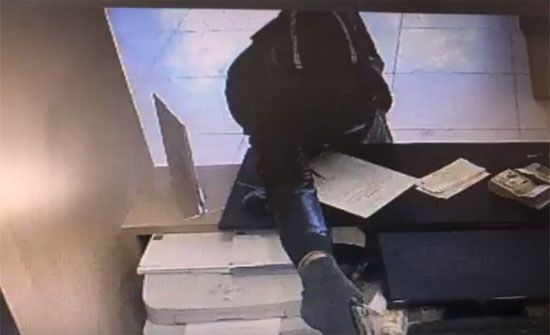 شاهدوا أول فيديو يظهر عملية السطو على بنك في الوحدات شاهدوا أول فيديو يظهر عملية السطو على بنك في الوحدات