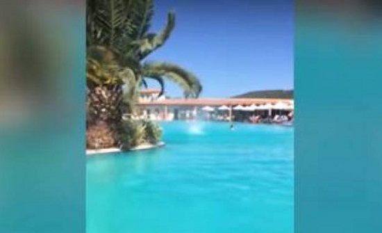 بالفيديو.. زوبعة تثير الرعب في مسبح باليونان! بالفيديو.. زوبعة تثير الرعب في مسبح باليونان!