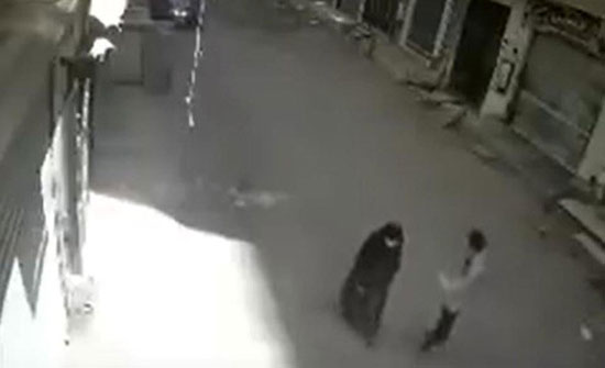 بالفيديو : جريمة مروّعة... شاب يقتل أمّه طعناً في الشارع! بالفيديو : جريمة مروّعة... شاب يقتل أمّه طعناً في الشارع!