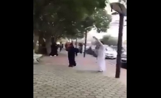 بالفيديو- شاب وفتاة يرقصان امام الملأ في أحد شوارع السعودية! بالفيديو- شاب وفتاة يرقصان امام الملأ في أحد شوارع السعودية!