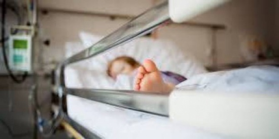 أخذا طفلهما إلى المستشفى... وما وجده الأطباء أغضبهم وكشف سرّ لعبة مُلقاة في المهملات أخذا طفلهما إلى المستشفى... وما وجده الأطباء أغضبهم وكشف سرّ لعبة مُلقاة في المهملات