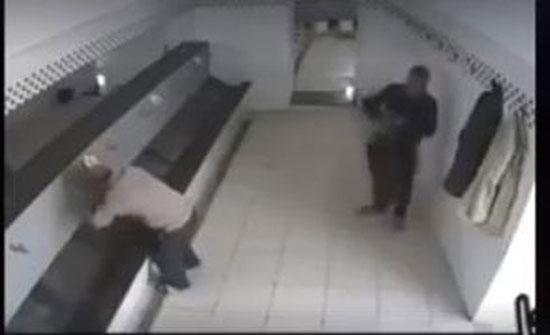 سرقة مصلين أثناء وضوئهم في مسجد (فيديو) سرقة مصلين أثناء وضوئهم في مسجد (فيديو)