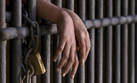 محاولة فرار 3 موقوفين أثناء اقتيادهم لمحكمة في إربد محاولة فرار 3 موقوفين أثناء اقتيادهم لمحكمة في إربد