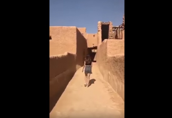 فيديو| فتاة تتجول بتنورة قصيرة في الرياض وتثير جدلاً واسعاً فيديو| فتاة تتجول بتنورة قصيرة في الرياض وتثير جدلاً واسعاً