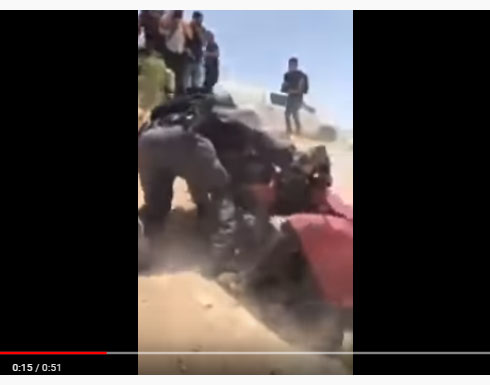 بالفيديو : الاحتلال يسحل فلسطينية في الخان الاحمر بالضفة بالفيديو : الاحتلال يسحل فلسطينية في الخان الاحمر بالضفة