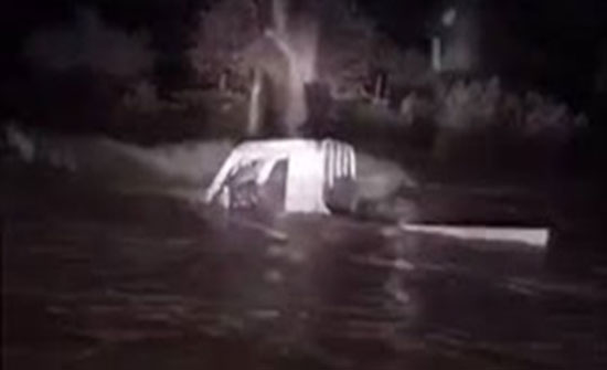 بالفيديو : ماذا فعل مواطن لحظة احتجاز السيول شابين بالسعودية بالفيديو : ماذا فعل مواطن لحظة احتجاز السيول شابين بالسعودية