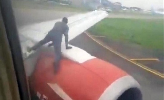 بالفيديو... رجل يتسلق جناح طائرة قبل لحظات من إقلاعها بالفيديو... رجل يتسلق جناح طائرة قبل لحظات من إقلاعها
