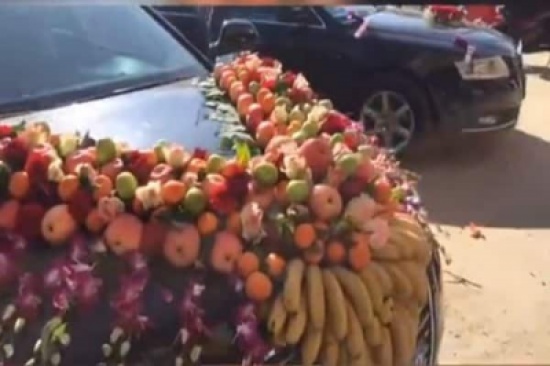 شاهد.. سيارة زفاف مزينة بالفاكهة شاهد.. سيارة زفاف مزينة بالفاكهة