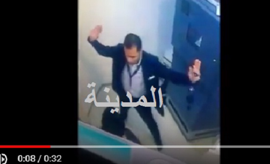 شاهدوا بالفيديو .. كيف هدد منفذ السطو المسلح موظفي البنك في عبدون شاهدوا بالفيديو .. كيف هدد منفذ السطو المسلح موظفي البنك في عبدون