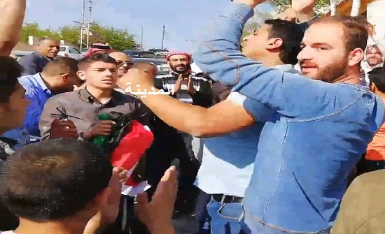 شاهد : اهالي يستقبلون المفرج عنهم من حراك السلط شاهد : اهالي يستقبلون المفرج عنهم من حراك السلط
