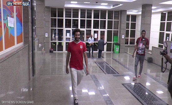 شبيه صلاح يخطف الأضواء في "أمم أفريقيا" شبيه صلاح يخطف الأضواء في "أمم أفريقيا"