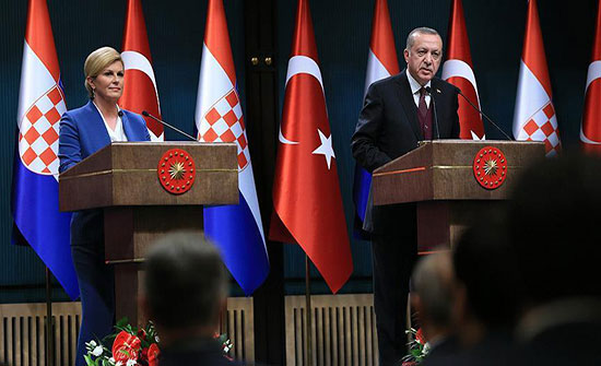 أردوغان يهنئ رئيسة وزراء كرواتيا بتأهل منتخب بلادها للمباراة النهائية أردوغان يهنئ رئيسة وزراء كرواتيا بتأهل منتخب بلادها للمباراة النهائية
