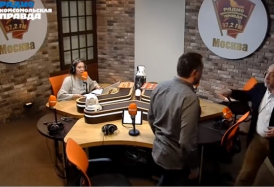 لكمات وعراك بالأيدي على الهواء مباشرة لكمات وعراك بالأيدي على الهواء مباشرة