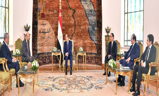 الرزاز ينقل تحية من الملك للسيسي ويلتقي وزير الدفاع المصري الرزاز ينقل تحية من الملك للسيسي ويلتقي وزير الدفاع المصري