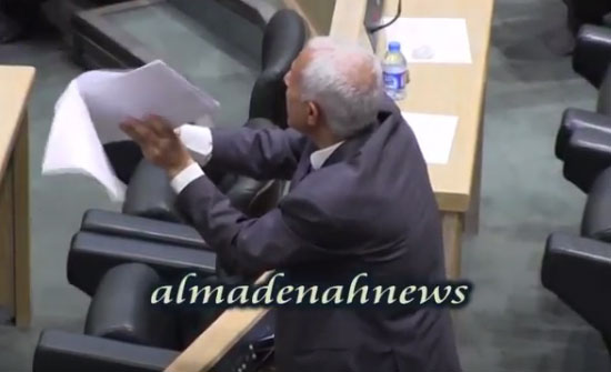 شاهد بالفيديو .. العرموطي : مادة بمثابة " فضيحة " أقرها النواب في قانون الرقابة والتفتيش شاهد بالفيديو .. العرموطي : مادة بمثابة " فضيحة " أقرها النواب في قانون الرقابة والتفتيش