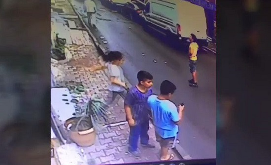 شاهدوا لحظات مروّعة لسقوط رضيعة سورية من الطابق الثالث في اسطنبول! شاهدوا لحظات مروّعة لسقوط رضيعة سورية من الطابق الثالث في اسطنبول!