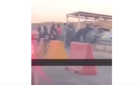 شاهدوا : مواطنون يعتدون على رقيب سير في عمان شاهدوا : مواطنون يعتدون على رقيب سير في عمان