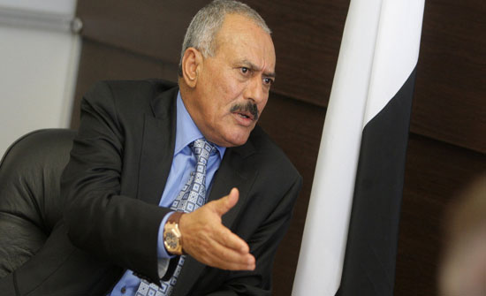 بالفيديو.. آخر ظهور لصالح أمام منزله في صنعاء قبل قتله بالفيديو.. آخر ظهور لصالح أمام منزله في صنعاء قبل قتله