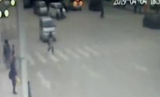 20 شخصا ينقذون فتاة دهستها سيارة (فيديو) 20 شخصا ينقذون فتاة دهستها سيارة (فيديو)