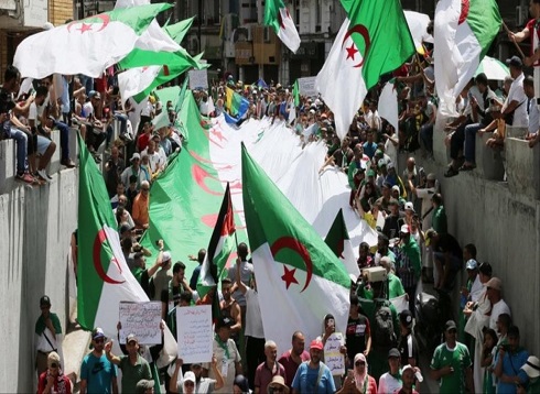 حراك الجزائر بجمعة جديدة.. تأكيد للوحدة الوطنية ومطالب التغيير حراك الجزائر بجمعة جديدة.. تأكيد للوحدة الوطنية ومطالب التغيير