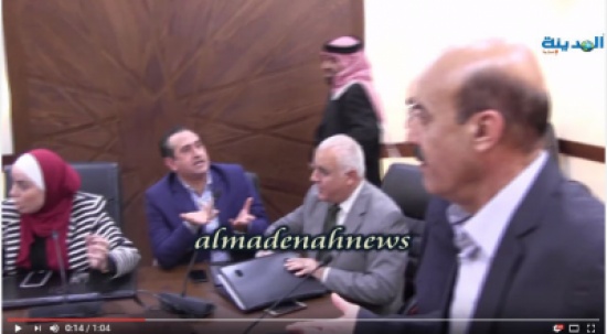 بالفيديو :هكذا منع الصحفيون من حضور اجتماع لجنة الصحة حول الدجاج الفاسد بالفيديو :هكذا منع الصحفيون من حضور اجتماع لجنة الصحة حول الدجاج الفاسد