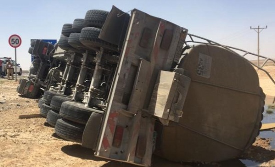 الطريق الصحراوي : اصابة سائق صهريج بعد تدهور مركبته وانسكاب 36,000 لتر ديزل منها الطريق الصحراوي : اصابة سائق صهريج بعد تدهور مركبته وانسكاب 36,000 لتر ديزل منها