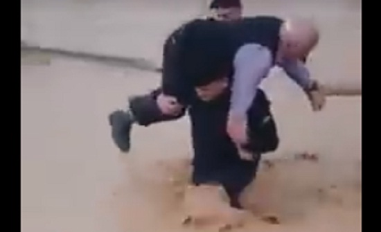 بالفيديو : رجل أمن يحمل مسناً على ظهره حاصرته مياه الامطار في اربد بالفيديو : رجل أمن يحمل مسناً على ظهره حاصرته مياه الامطار في اربد