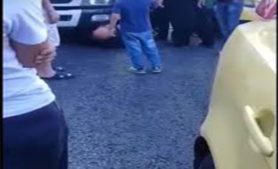 شاهد : فيديو لاردني يلقي بنفسه تحت عجلات سيارة تابعة لامانة عمان شاهد : فيديو لاردني يلقي بنفسه تحت عجلات سيارة تابعة لامانة عمان