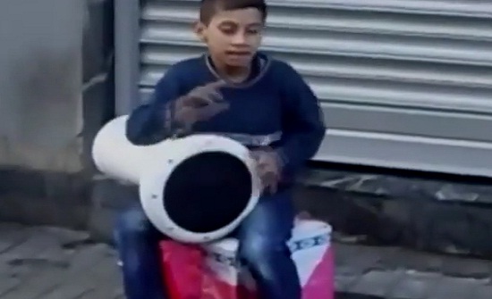 بالفيديو.. رد فعل فتاة حسناء رأت طفلا يعزف على الطبل بالشارع بالفيديو.. رد فعل فتاة حسناء رأت طفلا يعزف على الطبل بالشارع