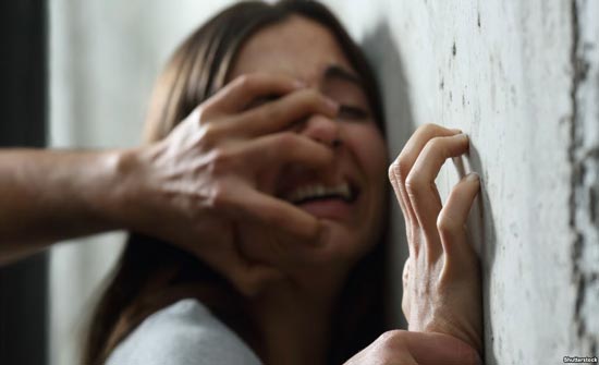 انتزع هاتفها لاستدراجها ثم قام باغتصابها انتزع هاتفها لاستدراجها ثم قام باغتصابها