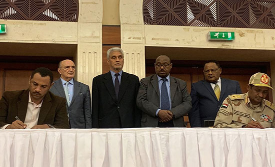 أولى عقبات "الإعلان الدستوري" بالسودان.. شكاوى "الإقصاء" أولى عقبات "الإعلان الدستوري" بالسودان.. شكاوى "الإقصاء"